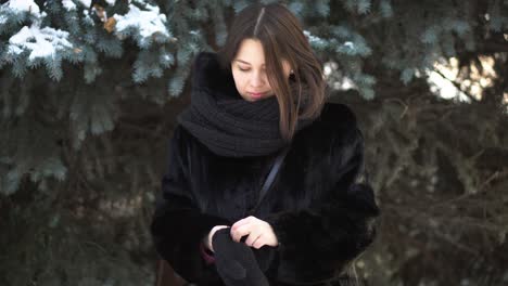 mujer en un parque de invierno