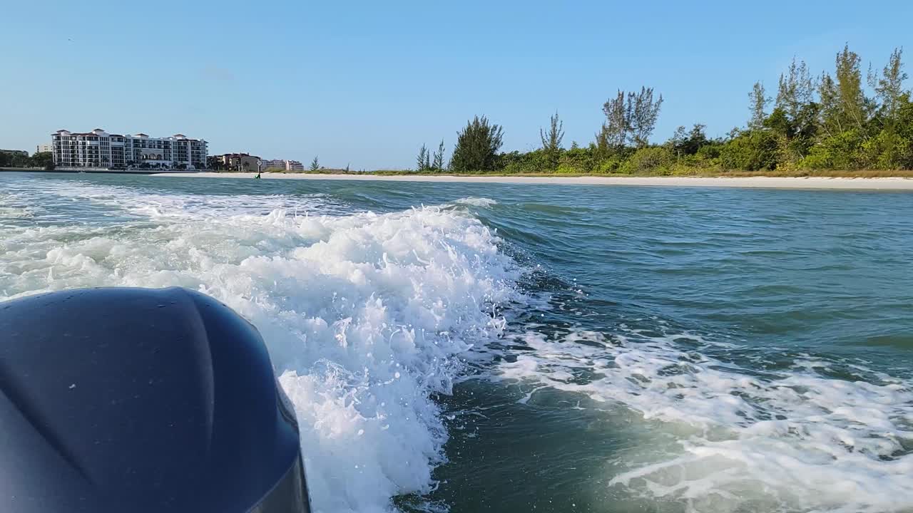 Perahu Motor Melaju Membuat Gelombang Jejak dari Mesin Tempel di Rawa Bakau Florida Sepanjang Pantai Tropis
