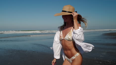 una mujer disfrutando de un día soleado en la playa.
