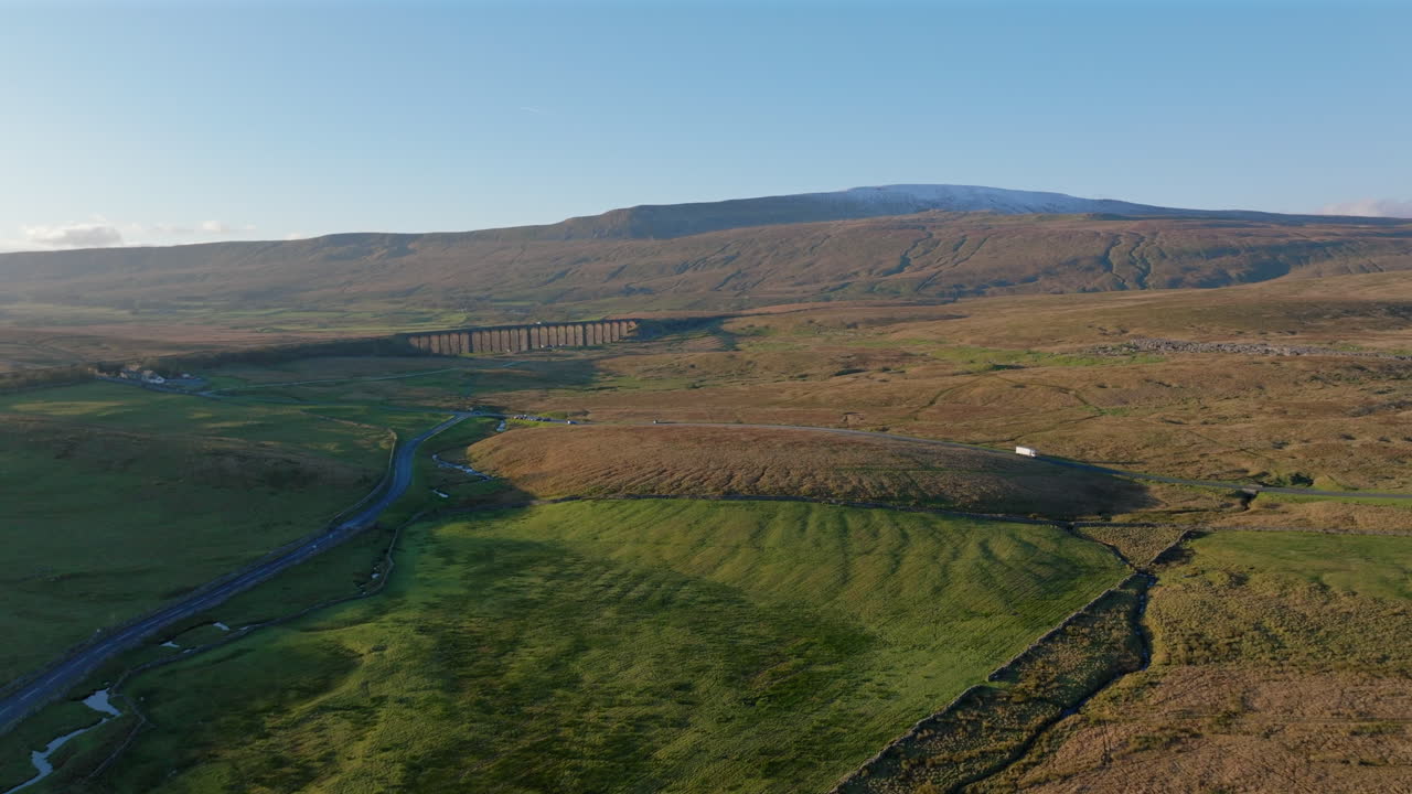 establecimiento de una toma aérea de drones del viaducto nevado de whernside y ribblehead