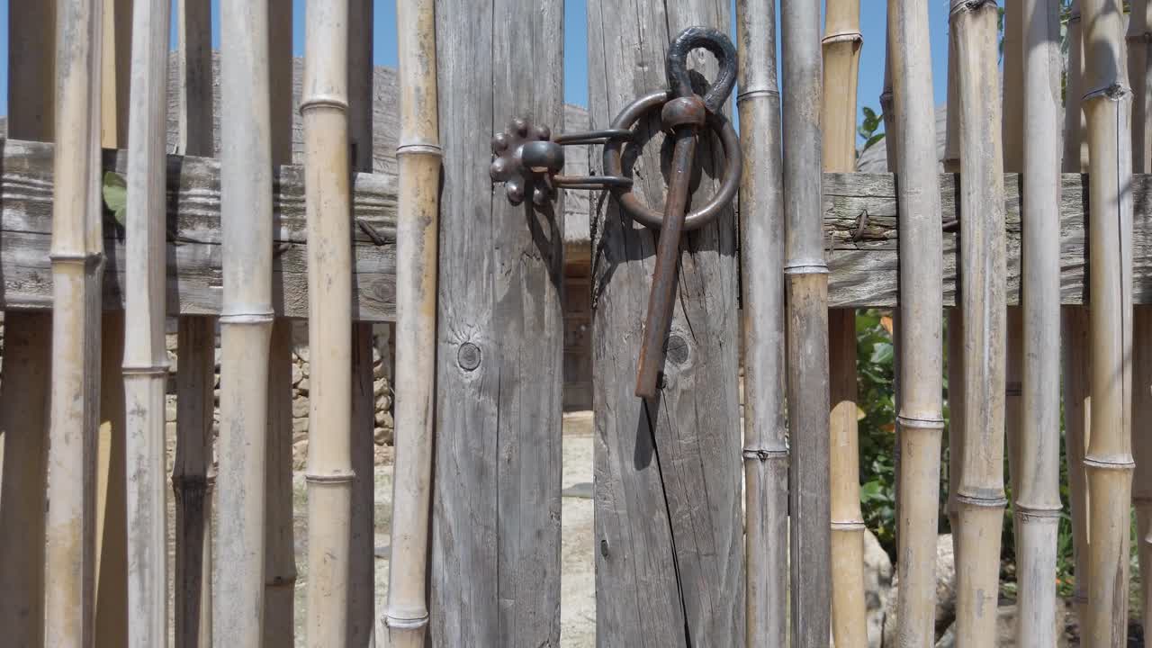한국 순천만 인근 낙안읍성 민속마을의 한국 전통 철제 자물쇠가 있는 소박한 문
