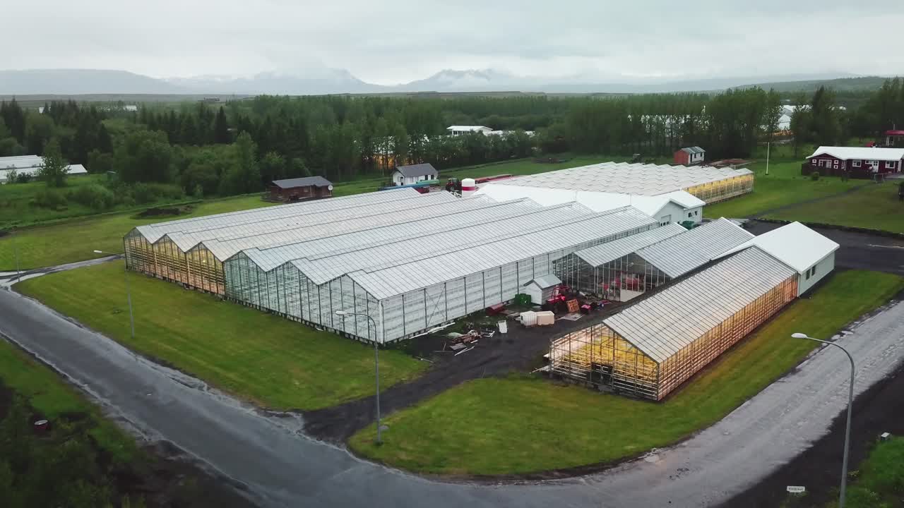 toma aérea de un dron en un invernadero de islandia que utiliza agua caliente geotérmica para cultivar frutas y verduras 1