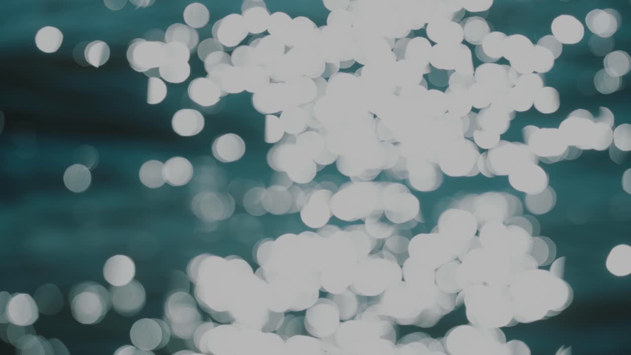 superficie de agua azul con olas que brillan al sol