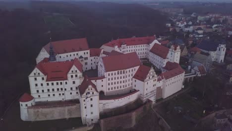 vista aérea de castleon una colina en una antigua ciudad alemana medieval