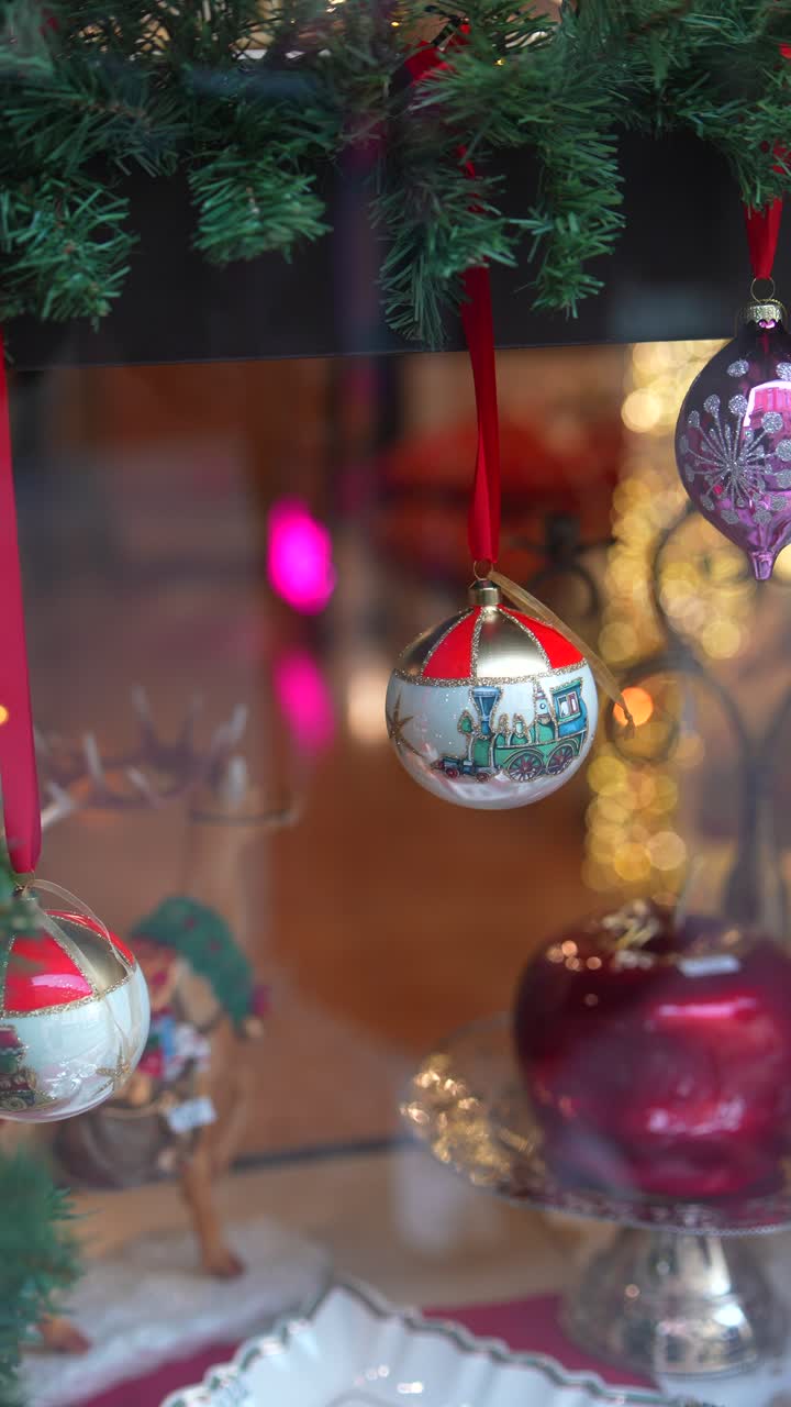 exhibición de ventana de navidad con adornos