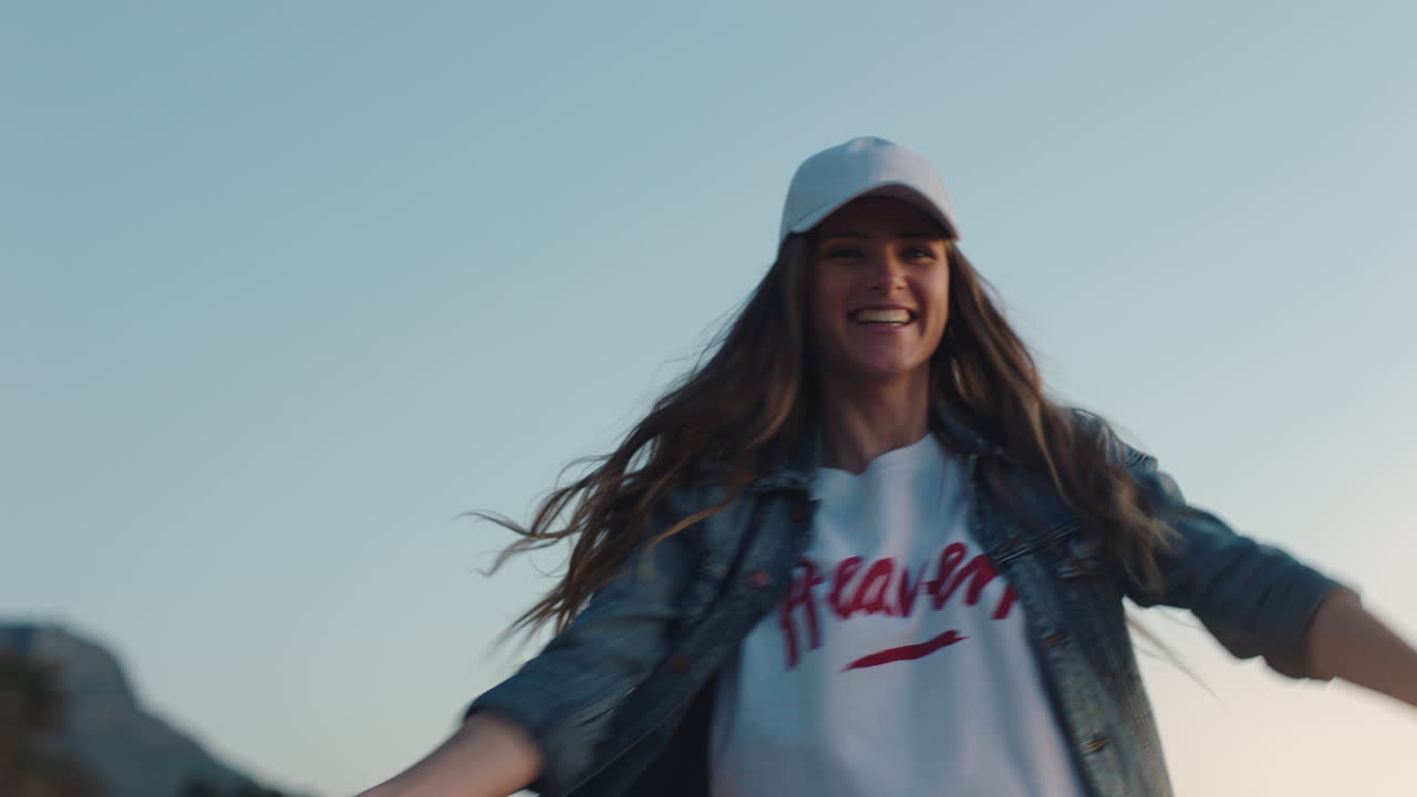 adolescente bailando con bengalas en la playa al atardecer celebrando la víspera de año nuevo divirtiéndose celebración del día de la independencia con fuegos artificiales disfrutando de la libertad
