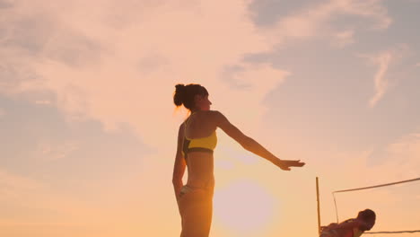 Aufschlag-Beim-Beachvolleyball-–-Frau-Schlägt-Beim-Beachvolleyballspiel-Auf.-Aufschlag-Mit-Überhand-Spike.-Junge-Leute-Haben-Spaß-In-Der-Sonne-Und-Führen-Einen-Gesunden,-Aktiven-Sport-Lebensstil-Im-Freien