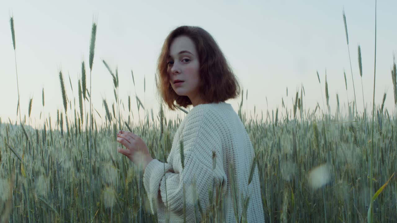 женщина на пшеничном поле