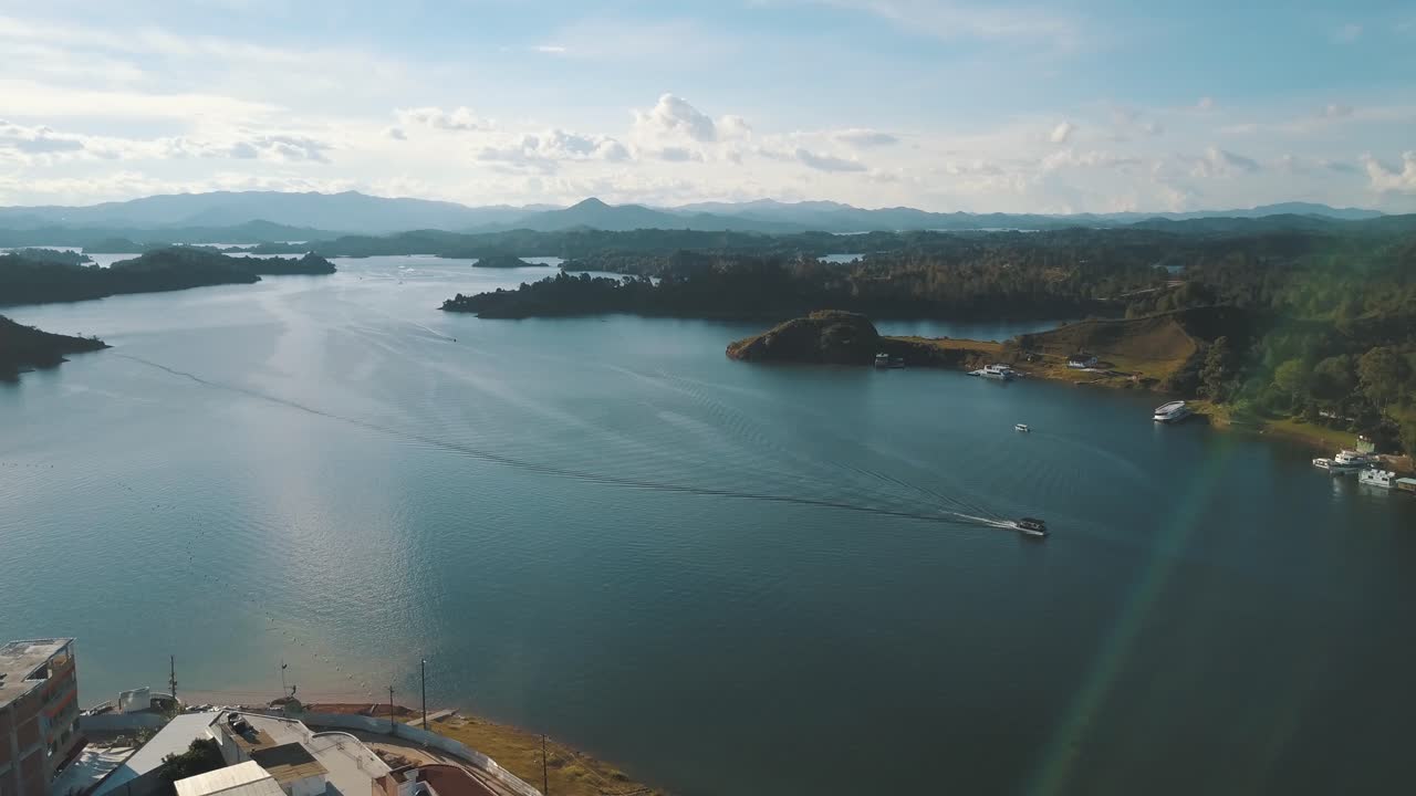 el peñol, guatapé, medellin, colombia의 호수에서 운전하는 보트의 넓은 드론 공중 전망