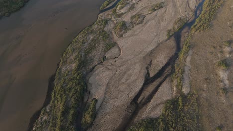 Direkt-Darüber---Mäanderndes-Wasser-Schlängelt-Sich-über-Den-Trockenen-Sandboden-Des-Saisonalen-Krokodilflusses-Im-Krüger-Nationalpark