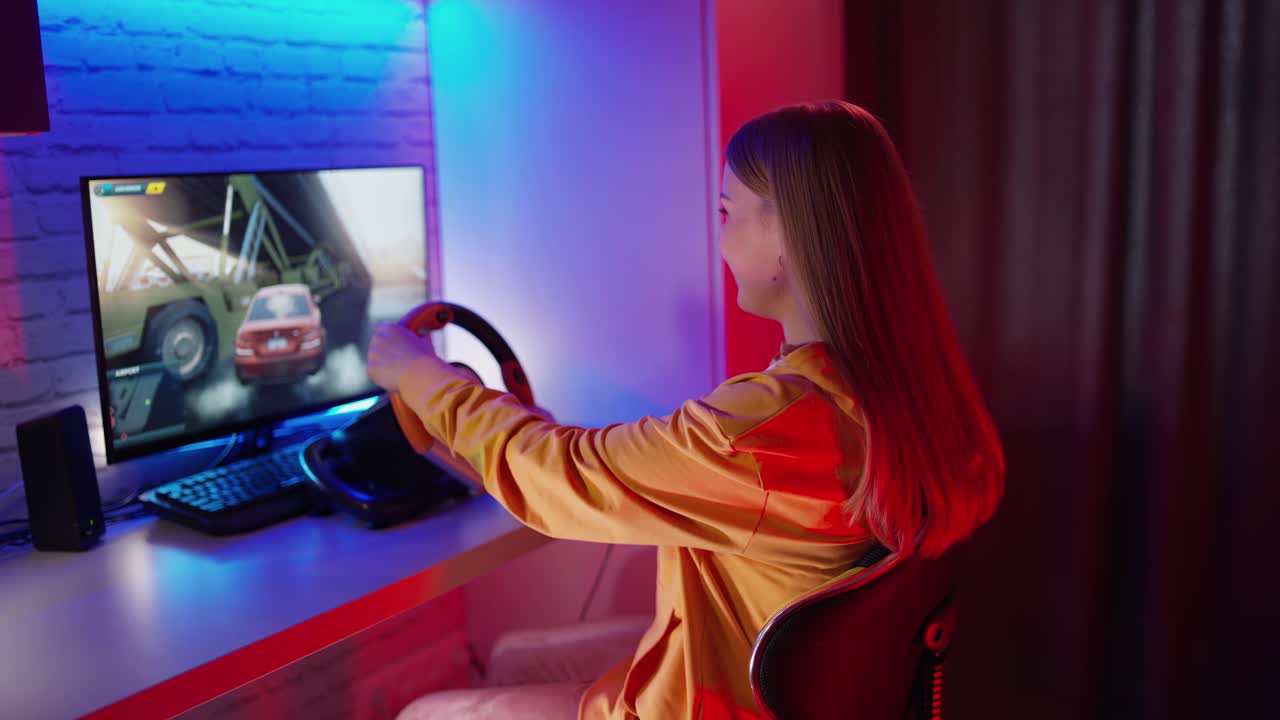 Ragazza che gioca a corse automobilistiche. Giovane ragazza che gioca ai videogiochi a casa