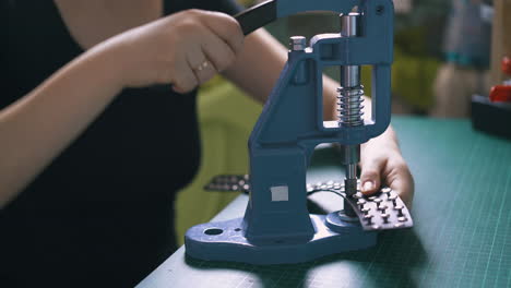 diseñador de taller profesional establece holnitens de plata