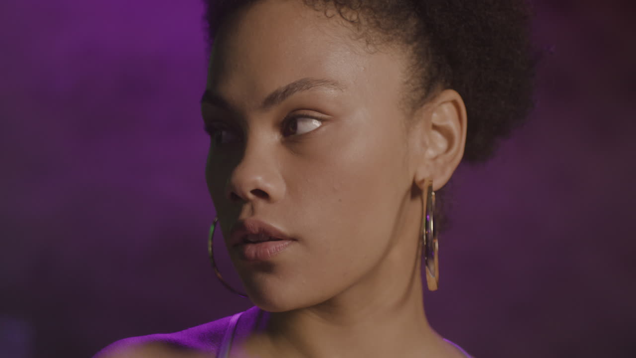 крупный план красивой девушки на дискотеке, уверенно смотрящей в камеру