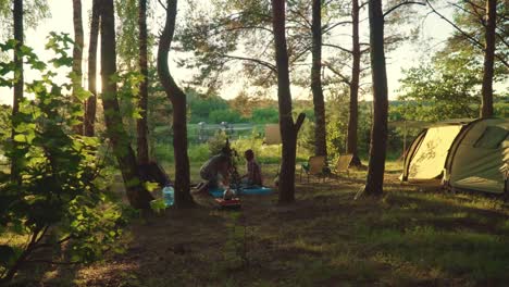 Reisende-Trinken-Tee-In-Der-Nähe-Ihres-Zeltes-In-Den-Strahlen-Der-Abendsonne.-Gruppe-Von-Touristen