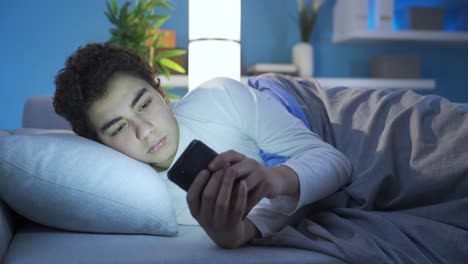 adolescente adicto al teléfono.