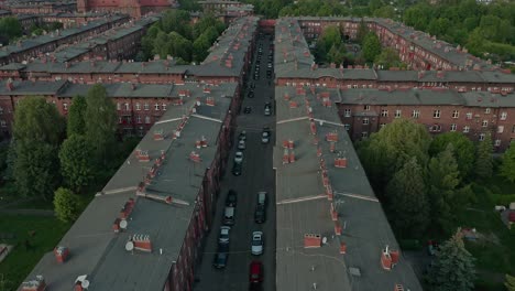 Estacionamiento-De-Vehículos-En-La-Calle-De-Apartamentos-De-Ladrillo-Rojo-En-El-Barrio-De-Nikiszowiec-En-Katowice,-Polonia