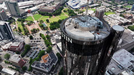 Blick-Aus-Der-Vogelperspektive-Auf-Die-Spitze-Eines-Modernen-Design-Hochhauses-In-Der-Metropole