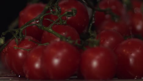 Spülen-Ein-Paar-Reife-Rote-Tomaten-Auf-Ihren-Grünen-Stielen---Nahaufnahme