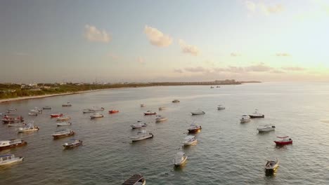 antena - barcos anclados al amanecer frente a la costa de cancún, méxico, al revés