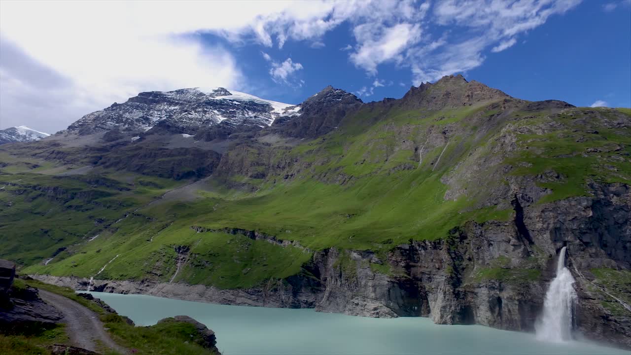 временные кадры высокогорного водохранилища и водопада