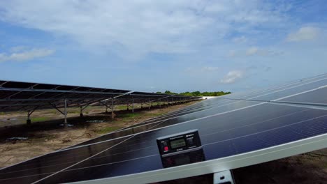 colocación de un inclinómetro de nivel de contador digital en una célula fotovoltaica para medir el ángulo de inclinación en la planta de energía solar en jambur, gambia