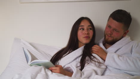 pareja leyendo en la cama