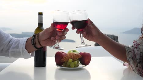 pareja romántica, saludos con una copa de vino tinto
