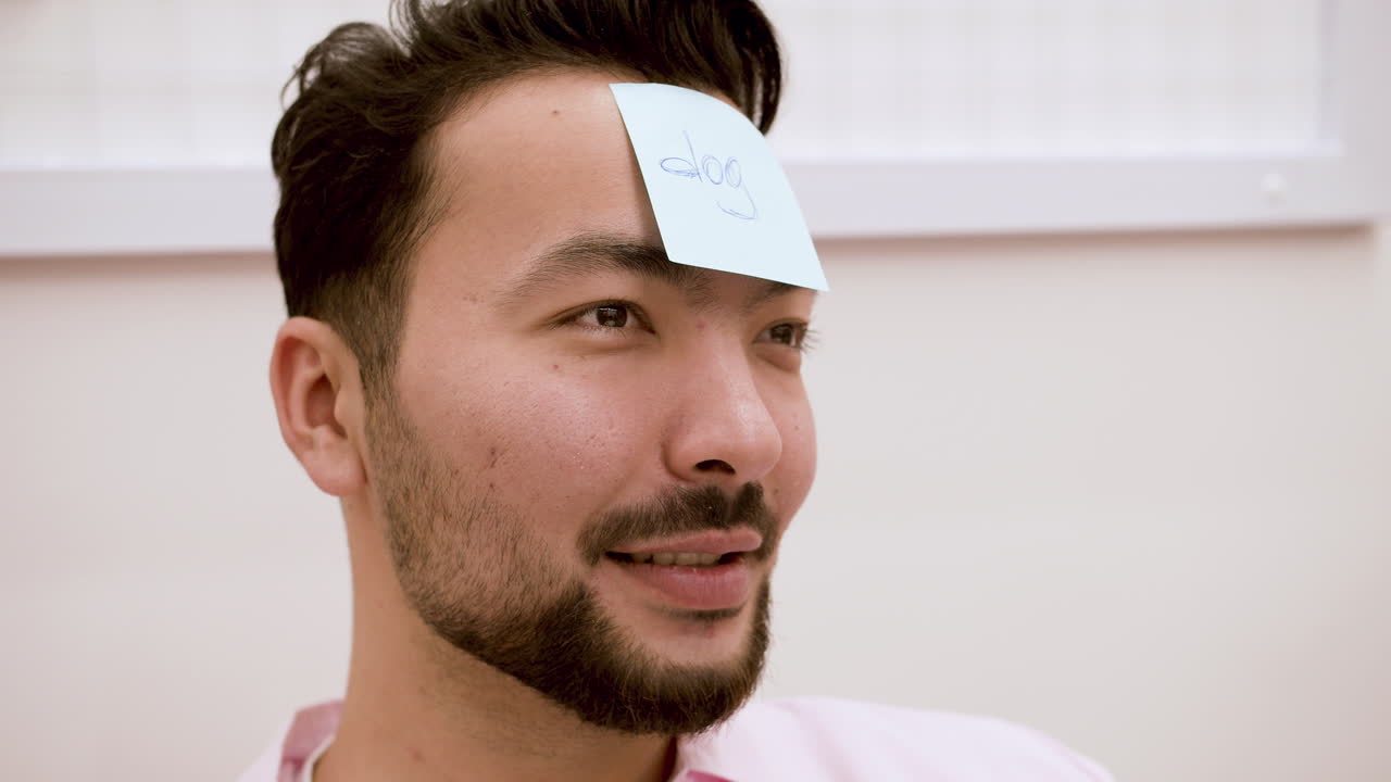 Hombre jugando a un juego.