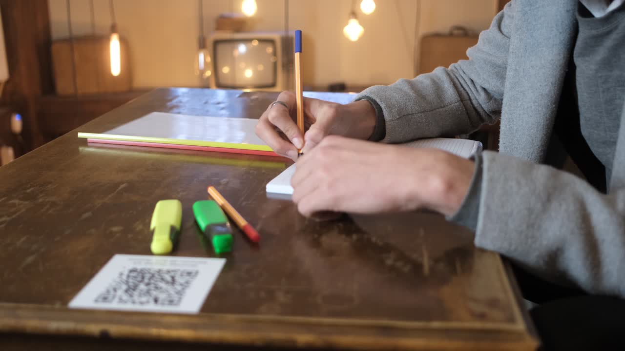 marcador amarillo tomando notas