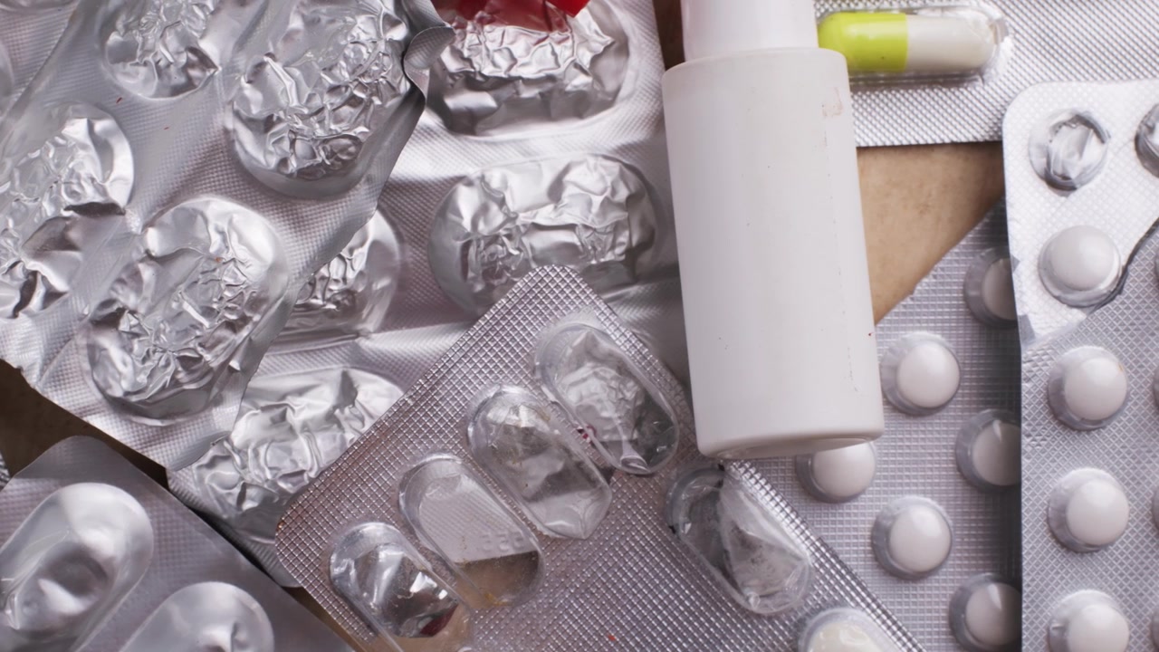 Primer plano de varios blísters con pastillas y espacios vacíos.