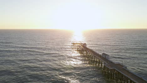 Puesta-De-Sol-Sobre-El-Muelle-De-San-Clemente-En-La-Costa-De-California,-Estados-Unidos,-Vista-Aérea