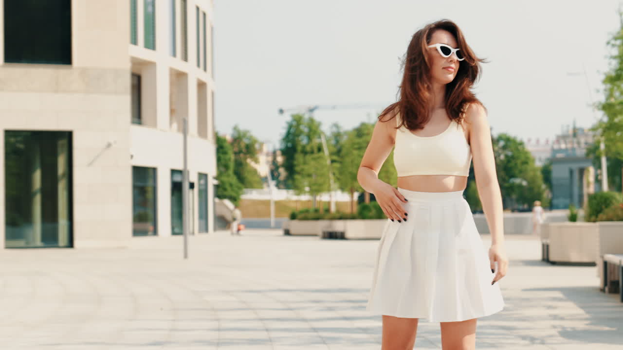 옷을 입은 세련된 여자