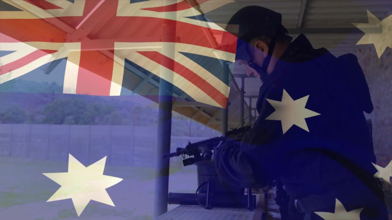 Militär operatör laddar magasin och patron i loppet på skjutbana med tydlig australisk flagga som överlagring.