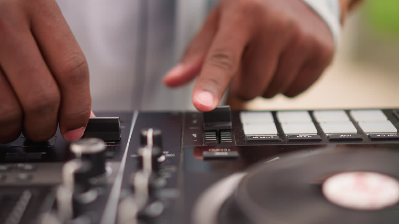 Mains de DJ sur un contrôleur extérieur pendant une performance de rue. Tapotements énergiques des doigts sur les pads et les faders, ambiance de festival urbain de jour avec une foule floue en arrière-plan. Création de rythmes en direct et mixage tactile.