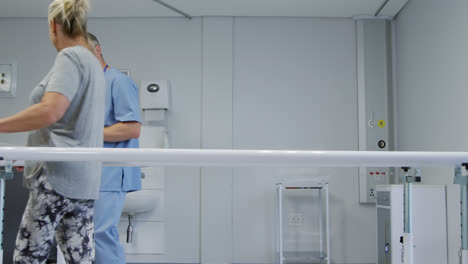 mujer con pierna protésica en el hospital