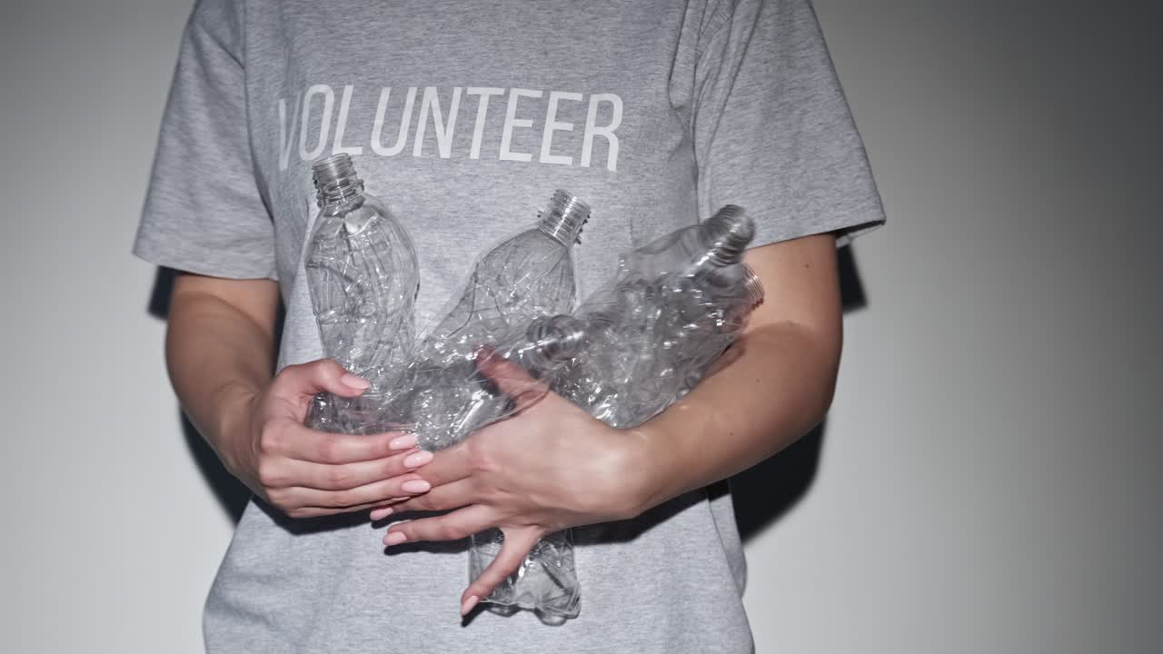 플라스틱 오염 폐기물 수집 자원 봉사자 회색
