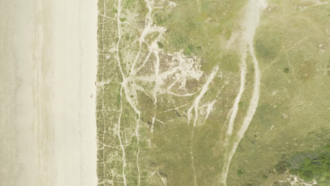vista aérea de la exuberante costa verde con arena blanca en la playa de utah en normandía, francia