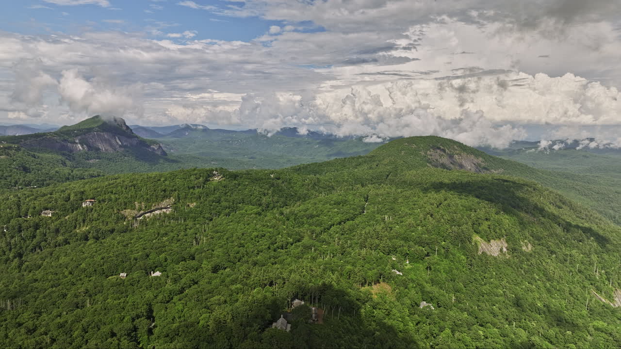 highlands north carolina aerial v11 flyover barrio aislado en la ladera de una colina con casas de lujo, vista panorámica capturada del paisaje montañoso en verano - filmado con mavic 3 cine - julio 2022