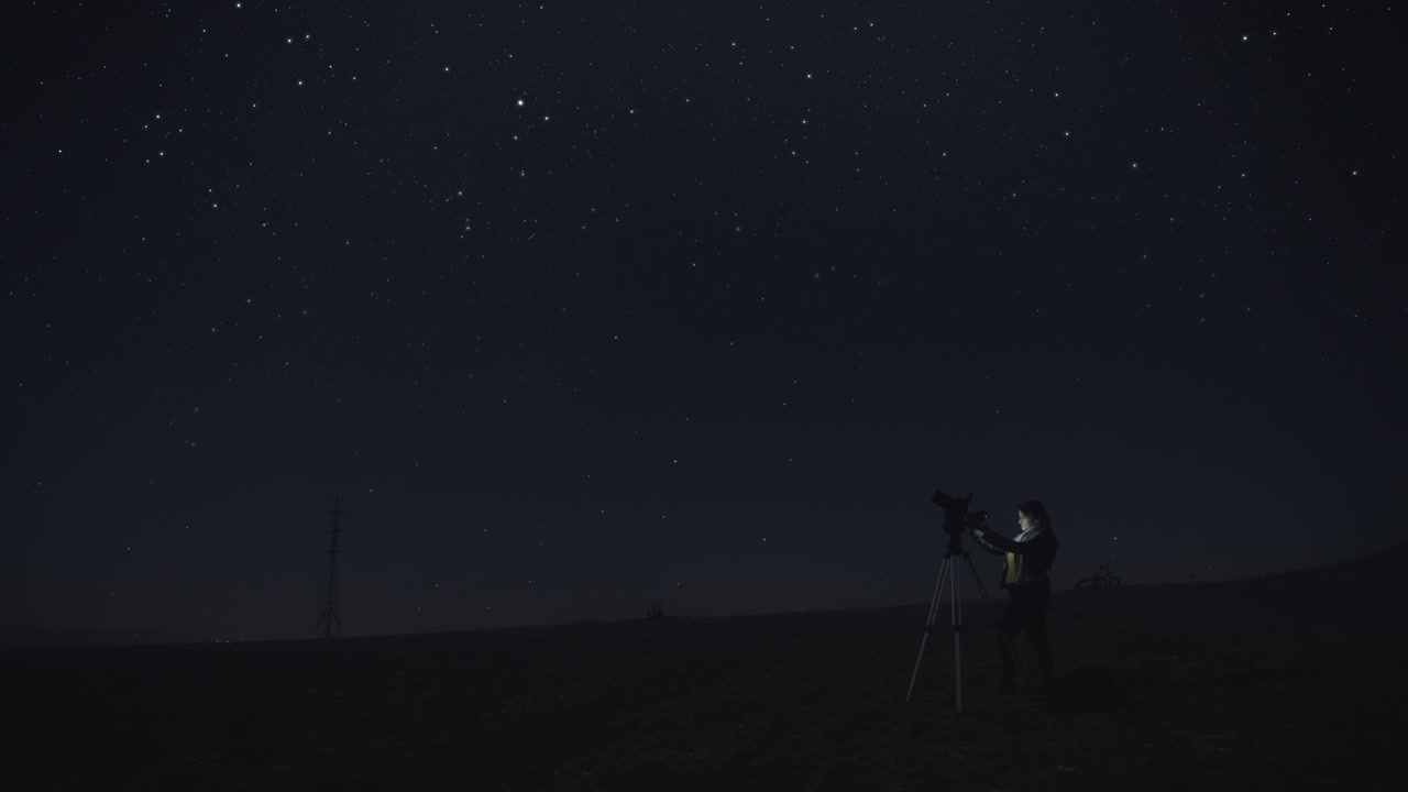 Donna che filma le stelle di notte