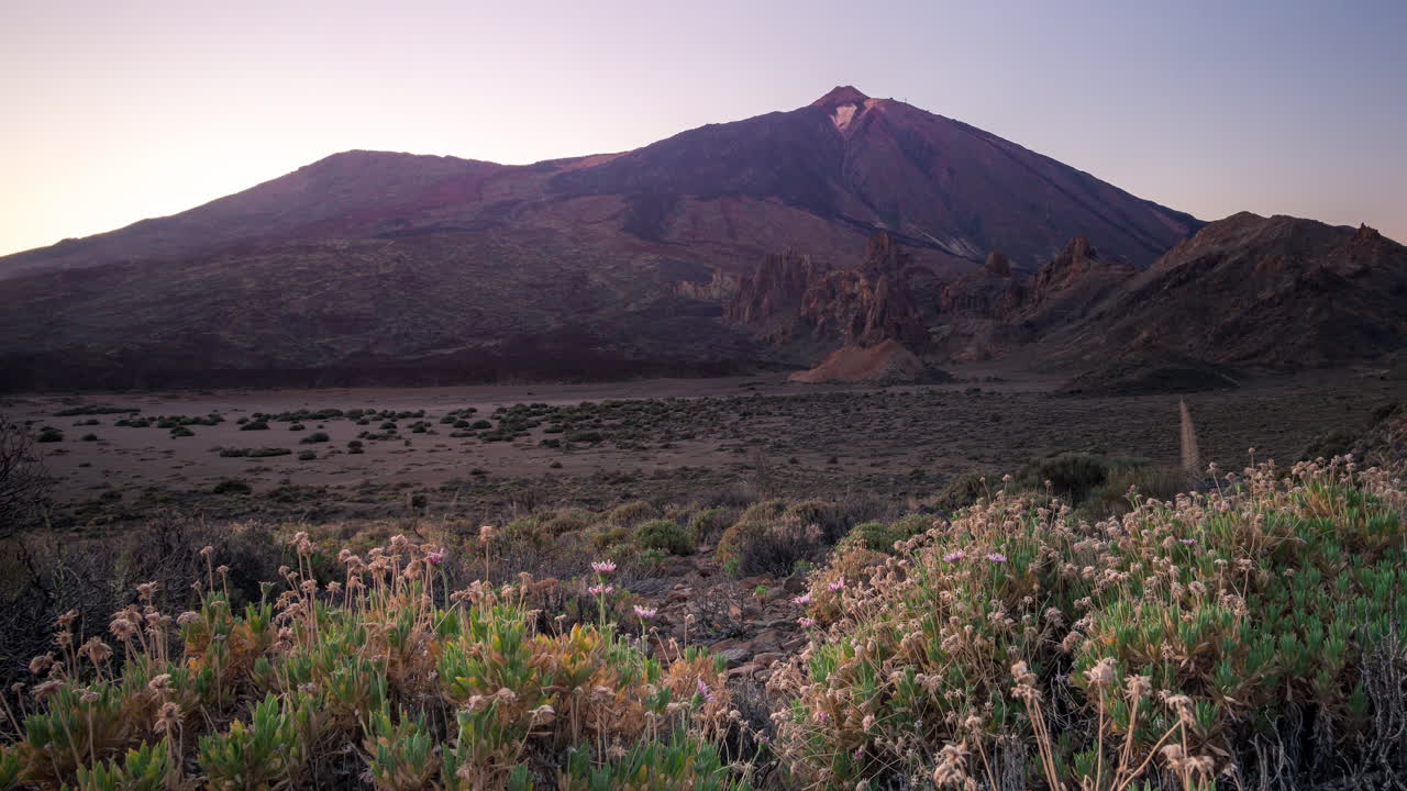 puesta de sol en el parque nacional del teide, tenerife, islas canarias