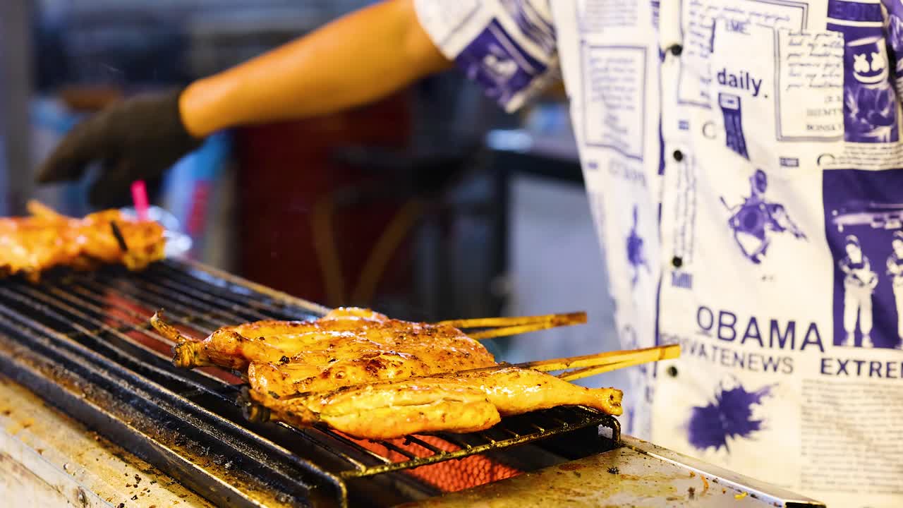 판매자 가 떠다니는 시장 의 상점 에서  을 고 있다