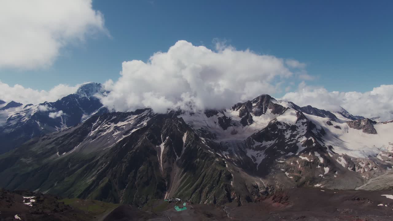 paisaje de montaña con nubes