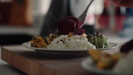 Niña-Tomando-Su-Almuerzo-Saludable-De-Una-Tabla-De-Cortar-De-Madera