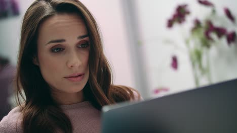 mujer cansada trabajando en una computadora portátil. mujer estresada con dolor de cabeza buscando una computadora portátil