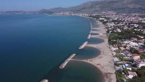 Pequeñas-Bahías-Y-La-Costa-Arenosa-De-Italia,-Vista-Aérea-De-La-Mosca-Del-Lado-Del-Dron