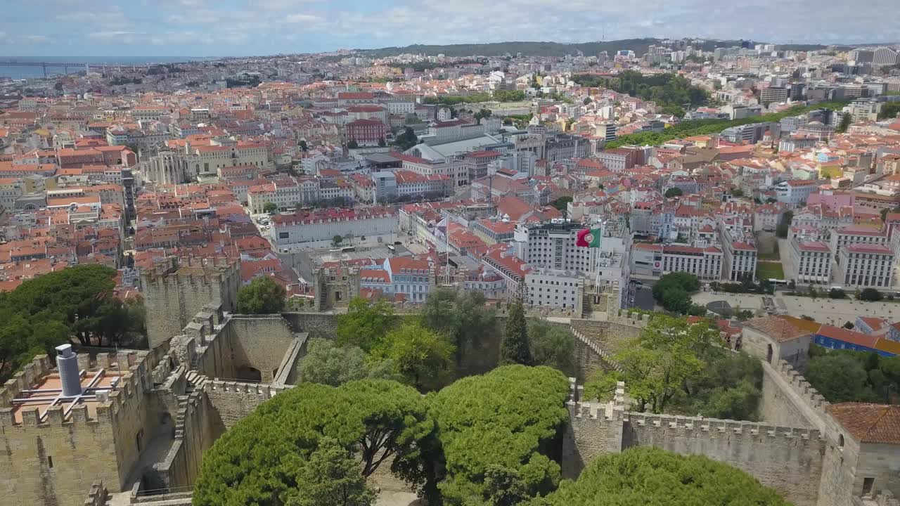 Veduta aerea del Castelo de São Jorge con lo sfondo del paesaggio urbano a Lisbona, Portogallo.