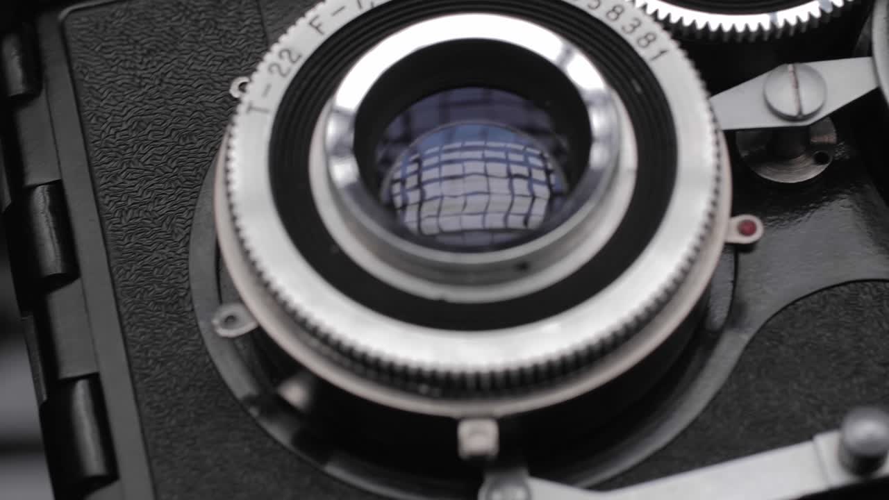 cámara de fotos estéreo vintage sobre fondo negro