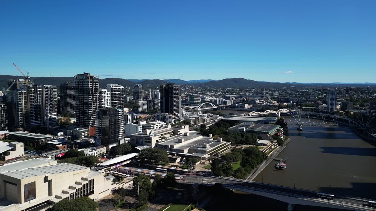 브리즈번 강 (brisbane river) 과 중앙 비즈니스 지구 (central business district) 는 멀리서 경치 좋은 쿠트타 산 (mount coot-tha) 을 볼 수 있습니다.