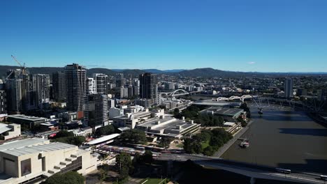 el río brisbane y el distrito central de negocios con el pintoresco monte coot-tha en la distancia