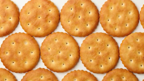 galletas marrones sobre fondo blanco